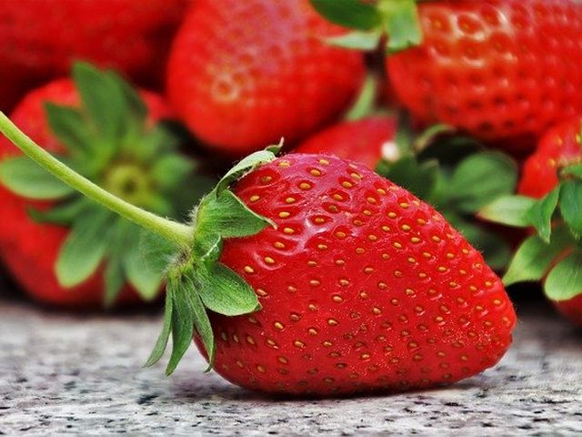 Como plantar morangos: um cultivo decorativo
