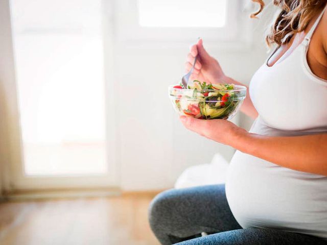 Alimentação na gravidez: quais alimentos incluir ou evitar na dieta durante a gestação